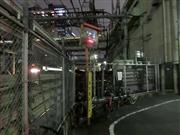 ＪＲ東日本の変電所（右）の敷地内でケーブルが焼損していた＝２８日、東京都品川区