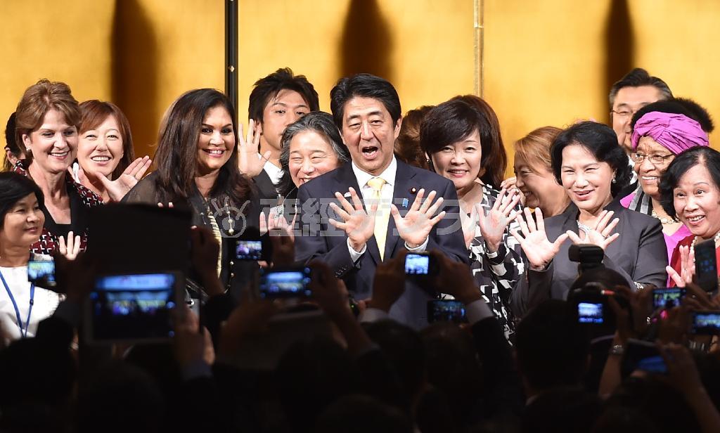 ８月２８日に都内で開かれた「女性が輝く社会に向けた国際シンポジウム」のレセプションで、笑顔で記念撮影する安倍晋三（しんぞう）首相（中央）と参加者ら＝２０１５年（代表撮影）