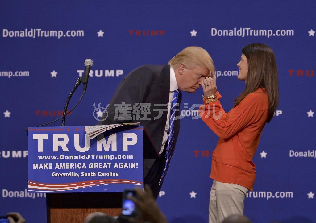 ２０１６年米大統領選の共和党指名争いでトップを走る不動産王、ドナルド・トランプ氏（左）＝２０１５年８月２７日、米サウスカロライナ州ビリーンビル（ＡＰ）