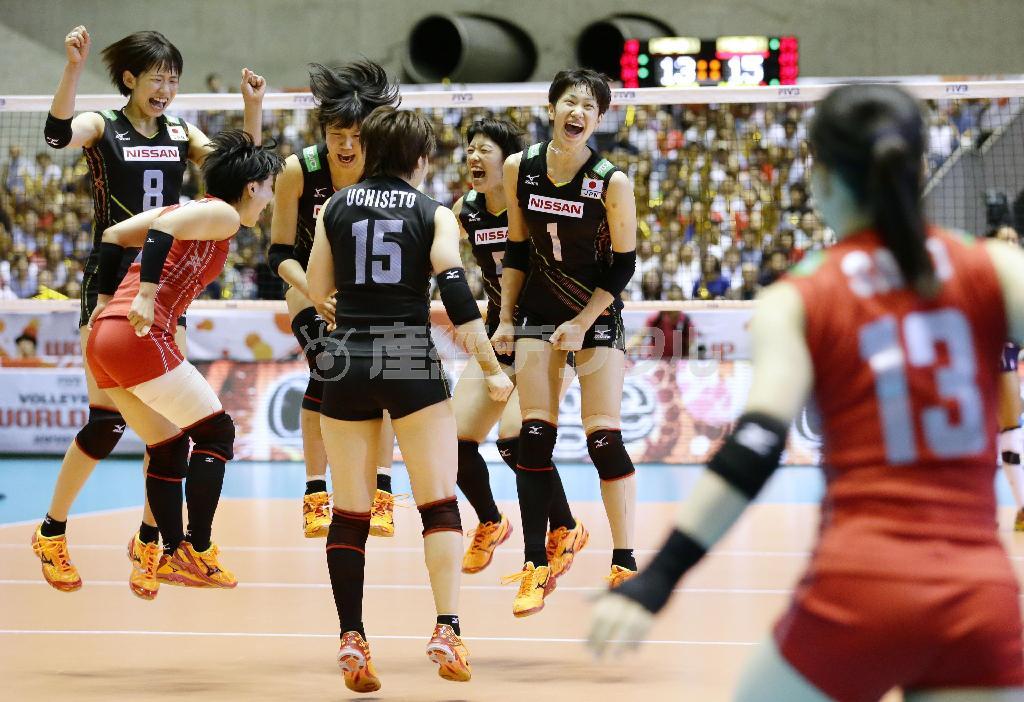 ドミニカ共和国にフルセットで勝利し、喜びを爆発させる日本＝２０１５年８月２９日、東京都渋谷区・国立代々木競技場（共同）