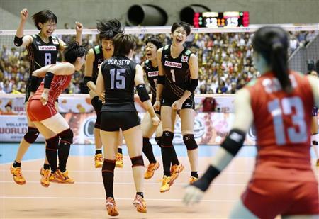 ドミニカ共和国にフルセットで勝利し、喜びを爆発させる日本＝２０１５年８月２９日、東京都渋谷区・国立代々木競技場（共同）