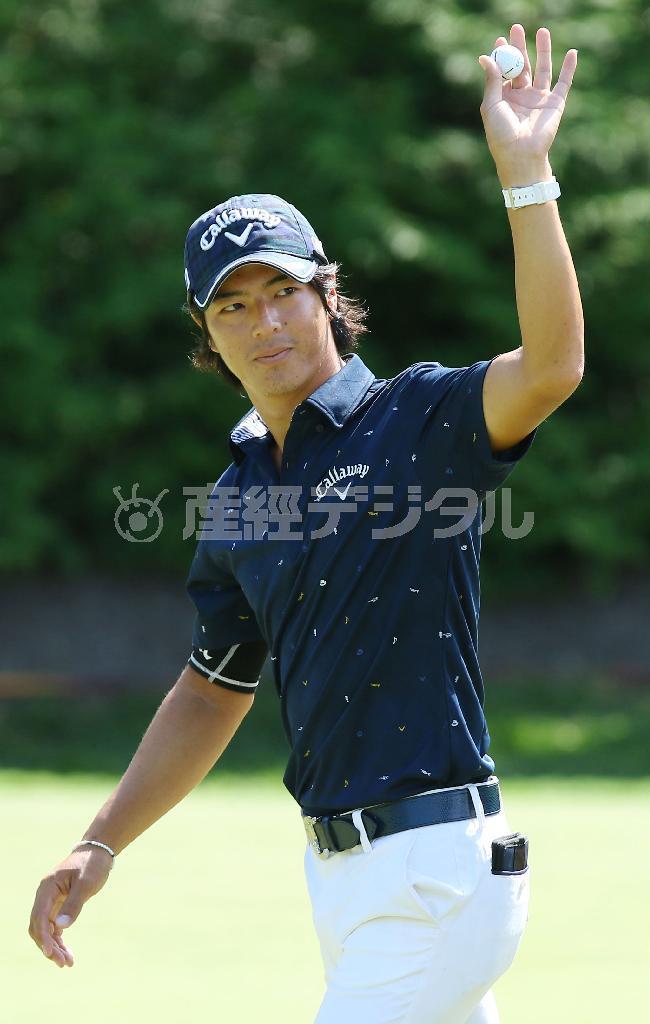 第１ラウンド、１６番でイーグルを決め、ギャラリーの声援に応える石川遼。２アンダーで１８位＝２０１５年８月２７日、米ニュージャージー州エジソンのプレインフィールドＣＣ（共同）
