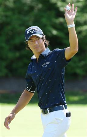 第１ラウンド、１６番でイーグルを決め、ギャラリーの声援に応える石川遼。２アンダーで１８位＝２０１５年８月２７日、米ニュージャージー州エジソンのプレインフィールドＣＣ（共同）