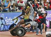 陸上男子２００メートル決勝で優勝したジャマイカのウサイン・ボルト選手（中央）＝２０１５年８月２７日、中国・首都北京市の国家体育場（ロイター）