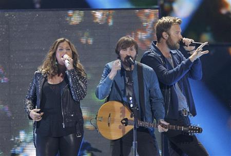 米カントリーバンド「レディ・アンテベラム」のヒラリー・スコットさん（左）＝２０１５年６月１０日、米テネシー州ナッシュビル（ＡＰ）