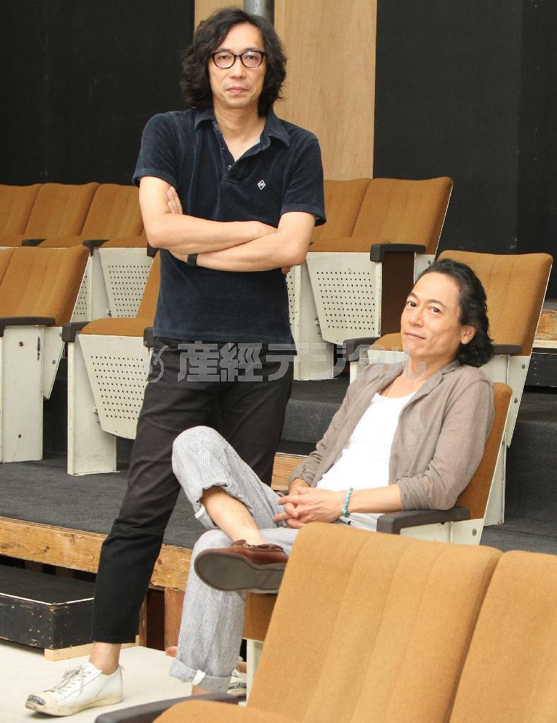 舞台は取り壊しの決まった北国の寂れた映画館で展開される。三上博史さん（右）と行定勲（ゆきさだ・いさお）さん＝２０１５年、東京都新宿区（荻窪佳撮影）