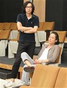 舞台は取り壊しの決まった北国の寂れた映画館で展開される。三上博史さん（右）と行定勲（ゆきさだ・いさお）さん＝２０１５年、東京都新宿区（荻窪佳撮影）