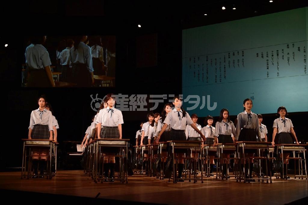 舞台「転校生」（本広克行演出、阿部章仁さん撮影、提供写真）