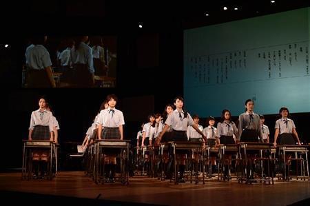 舞台「転校生」（本広克行演出、阿部章仁さん撮影、提供写真）