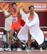 男子５０キロ競歩を終え、笑顔を見せる銅メダルの谷井孝行（右）と４位入賞の荒井広宙（ひろおき）＝２０１５年８月２９日、中国・首都北京市の国家体育場（共同）