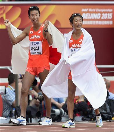 男子５０キロ競歩を終え、笑顔を見せる銅メダルの谷井孝行（右）と４位入賞の荒井広宙（ひろおき）＝２０１５年８月２９日、中国・首都北京市の国家体育場（共同）