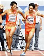 男子４００メートルリレー予選でバトンパスをミスする第３走者の長田拓也（右）とアンカー・谷口耕太郎＝２０１５年８月２９日、中国・首都北京市の国家体育場（共同）