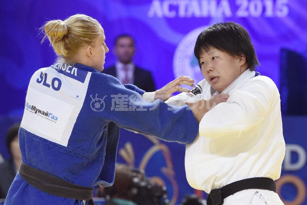女子７８キロ級でスロベニア選手（右）を破り優勝した梅木真美（まみ）＝２０１５年８月２８日、カザフスタン・首都アスタナ（共同）