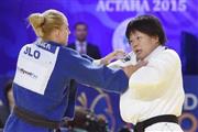 女子７８キロ級でスロベニア選手（右）を破り優勝した梅木真美（まみ）＝２０１５年８月２８日、カザフスタン・首都アスタナ（共同）