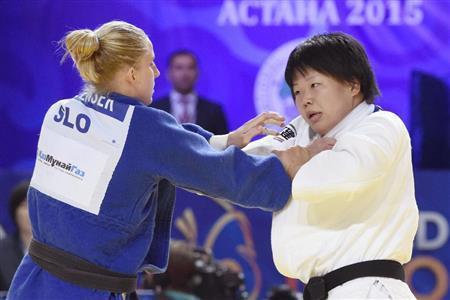 女子７８キロ級でスロベニア選手（右）を破り優勝した梅木真美（まみ）＝２０１５年８月２８日、カザフスタン・首都アスタナ（共同）
