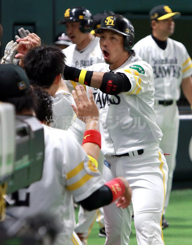 四回、本塁打を放ちベンチの選手とハイタッチするソフトバンク・松田宣浩＝２０１５年８月２９日、福岡県福岡市中央区・ヤフオクドーム（中川春佳撮影）