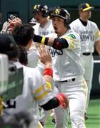 四回、本塁打を放ちベンチの選手とハイタッチするソフトバンク・松田宣浩＝２０１５年８月２９日、福岡県福岡市中央区・ヤフオクドーム（中川春佳撮影）