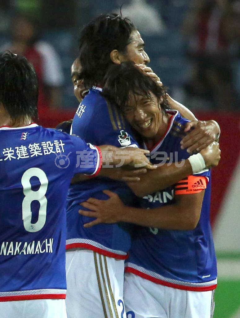 前半、先制点を決め中澤佑二（右から２人目）と抱き合う横浜Ｆ・マリノスの中村俊輔＝２０１５年８月２９日、神奈川県横浜市港北区の日産スタジアム（小倉元司撮影）