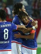 前半、先制点を決め中澤佑二（右から２人目）と抱き合う横浜Ｆ・マリノスの中村俊輔＝２０１５年８月２９日、神奈川県横浜市港北区の日産スタジアム（小倉元司撮影）