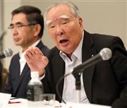 フォルクスワーゲンとの提携解消で会見するスズキの鈴木修会長（右）と鈴木俊宏社長＝３０日午後、東京都千代田区