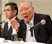 スズキがフォルクスワーゲンとの資本・業務提携解消で会見。会見で話すスズキの鈴木修会長と鈴木俊宏社長（左奥）＝２０１５年８月３０日午後、東京都千代田区（早坂洋祐撮影）