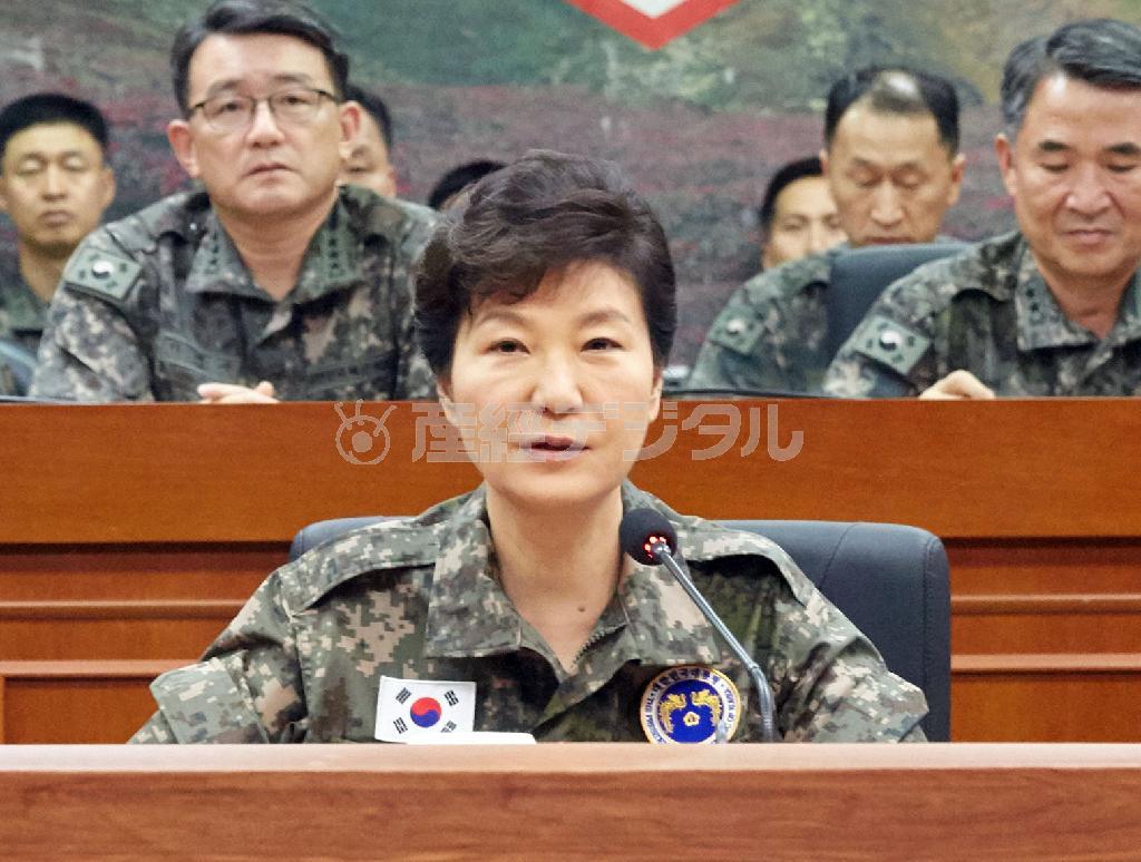 軍部隊を訪問して訓示する韓国の朴槿恵大統領。米中二股外交で、民族のＤＮＡとして受け継がれた「事大ブリ」を見事なまでに発揮している＝２０１５年８月２１日、韓国・首都ソウル郊外（聯合＝共同）