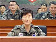 軍部隊を訪問して訓示する韓国の朴槿恵大統領。米中二股外交で、民族のＤＮＡとして受け継がれた「事大ブリ」を見事なまでに発揮している＝２０１５年８月２１日、韓国・首都ソウル郊外（聯合＝共同）