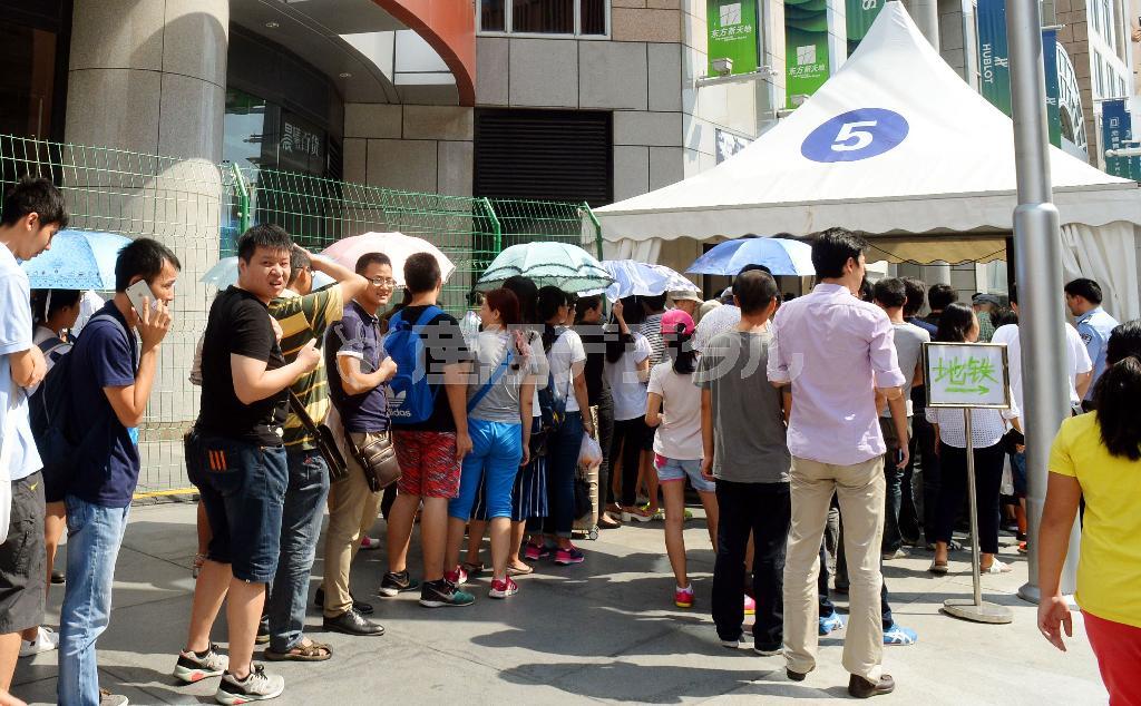 首都北京市内のショッピングモールで、保安検査に並ぶ大勢の人たち＝２０１５年８月２７日、中国（共同）