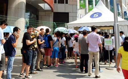首都北京市内のショッピングモールで、保安検査に並ぶ大勢の人たち＝２０１５年８月２７日、中国（共同）