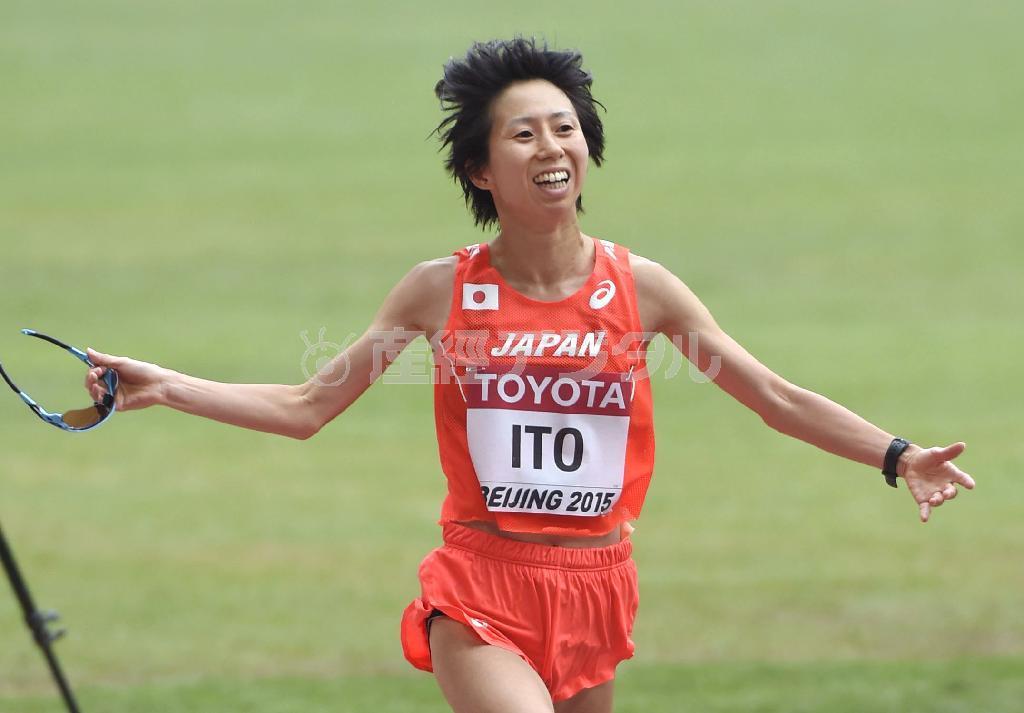 粘りの末、女子マラソン７位でゴールする伊藤舞＝２０１５年８月３０日、中国・首都北京市の国家体育場（共同）