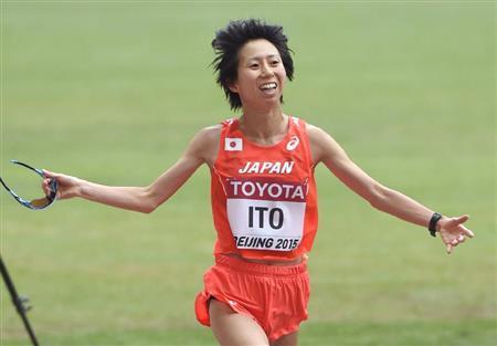 粘りの末、女子マラソン７位でゴールする伊藤舞＝２０１５年８月３０日、中国・首都北京市の国家体育場（共同）
