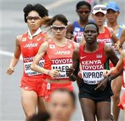 力走する（左から）重友梨佐（しげとも・りさ）、前田彩里（さいり）＝２０１５年８月３０日、中国・首都北京市（共同）