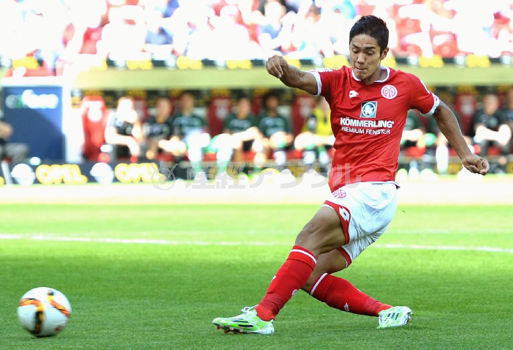 ハノーバー戦の前半、移籍後初ゴールを決めるマインツの武藤嘉紀（よしのり）＝２０１５年８月２９日、ドイツ・ラインラント＝プファルツ州マインツ（共同）