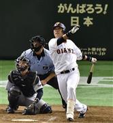 五回、本塁打を打った巨人・村田修一（右）＝２０１５年８月３０日、東京都文京区・東京ドーム（納冨康撮影）