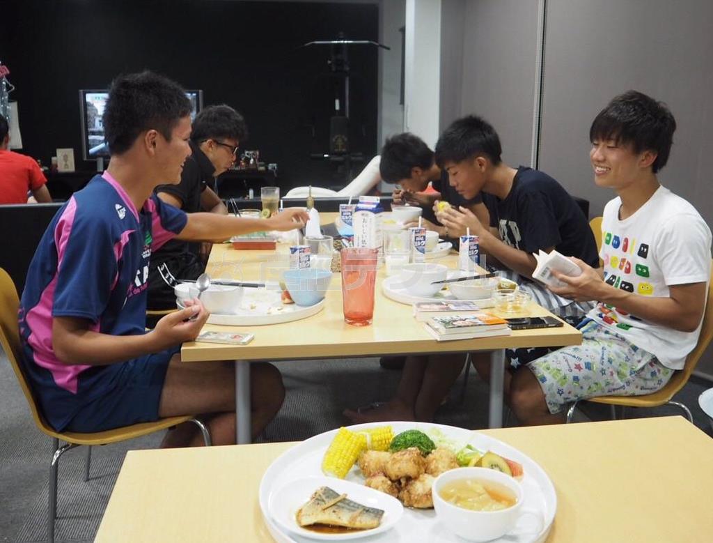 明治がサポートするＪリーグ、ヴィッセル神戸のユースの選手たち。栄養バランスに気を配りつつ、楽しい食事を心がけている（提供写真）