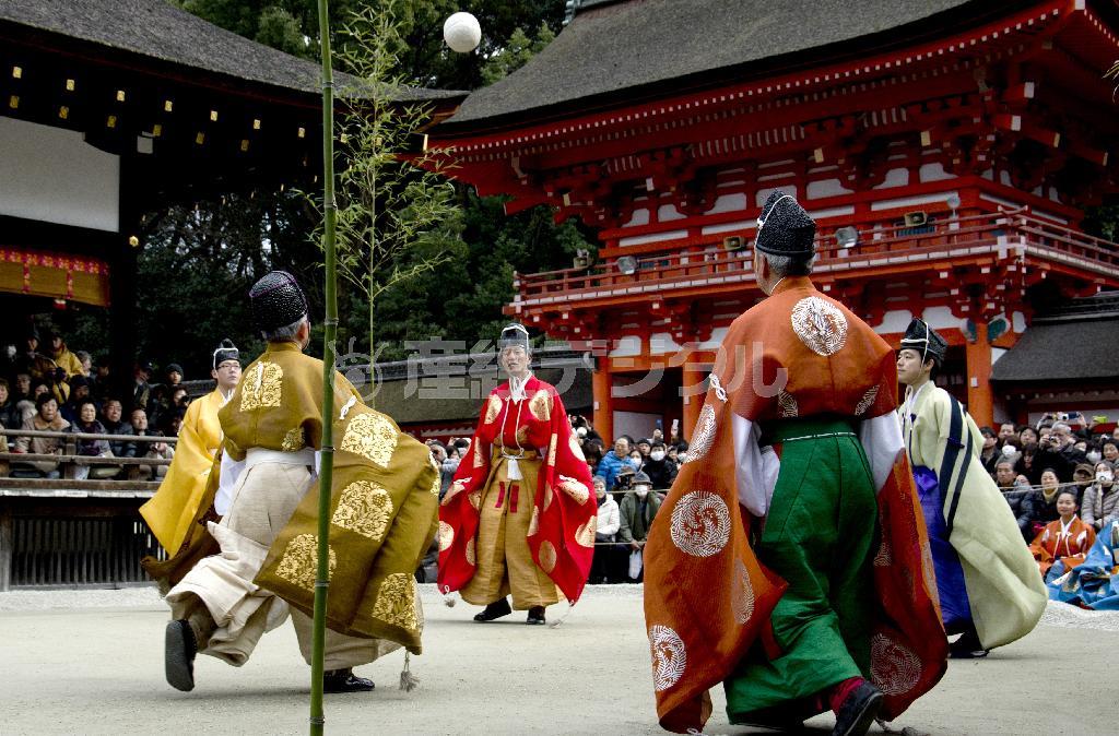古くから御所に伝わる伝統行事「蹴鞠（けまり）」は１月４日に奉納される＝２０１４年１月４日、京都市左京区の下鴨神社（井浦新さん撮影）