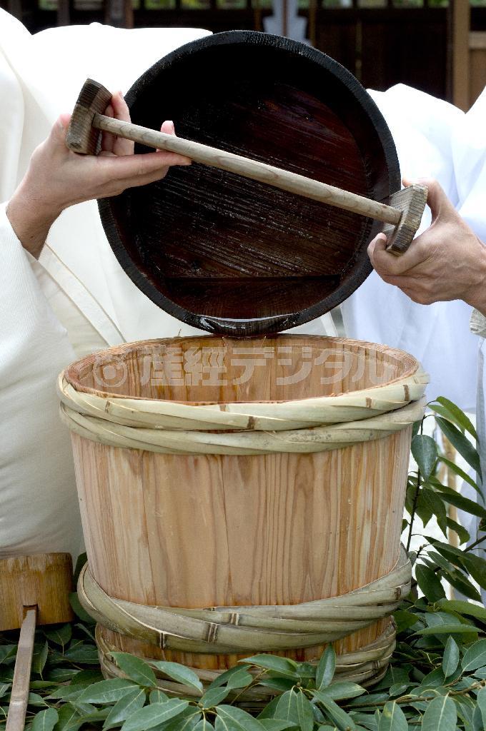 御薬酒若水（おやくしゅにゃくすい）神事にて。大炊殿の御井より汲み上げらる清水が神前に供えられる＝２０１３年１２月１２日、京都市左京区の下鴨神社（井浦新さん撮影）