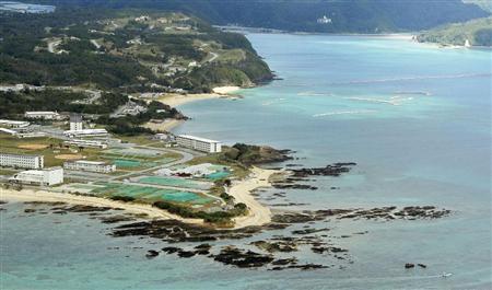 米軍普天間飛行場の移設先、辺野古沿岸部と米軍キャンプ・シュワブ＝１３日、沖縄県名護市（共同通信社ヘリから）