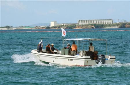 在日米軍が立ち入りを制限している区域の潜水調査に向かう県の調査船＝３１日午前、沖縄県名護市