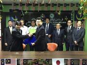 マレーシア・マラッカ市で「マレーシア版くりんかロード」開発にかかわる覚書を交わして握手する環境緑化の楳木真一取締役（前列右）＝７月７日