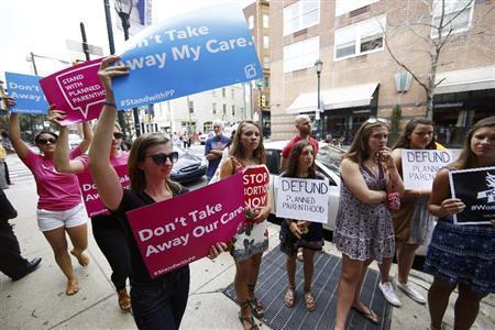 臓器売買疑惑が浮上した非営利組織「全米家族計画連盟（ＰＰＦＡ）」が関連する医療機関の前で、プラカードを掲げ合うＰＰＦＡの支持者と糾弾する人々。疑惑追及には中絶の是非も絡み、大統領選の争点になるとの見方もある＝２０１５年７月２８日、米ペンシルベニア州フィラデルフィア（ＡＰ）