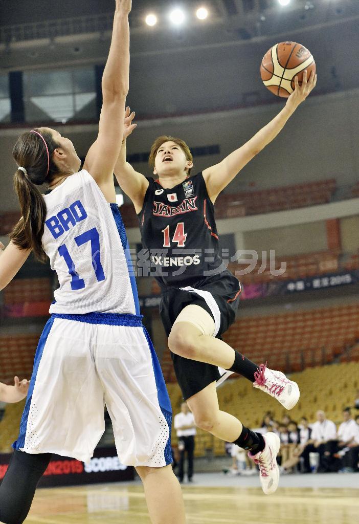 第２クオーター、シュートを決める本川紗奈生（もとかわ・さなえ）＝２０１５年８月３１日、中国・湖北省武漢市（共同）