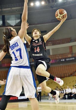 第２クオーター、シュートを決める本川紗奈生（もとかわ・さなえ）＝２０１５年８月３１日、中国・湖北省武漢市（共同）