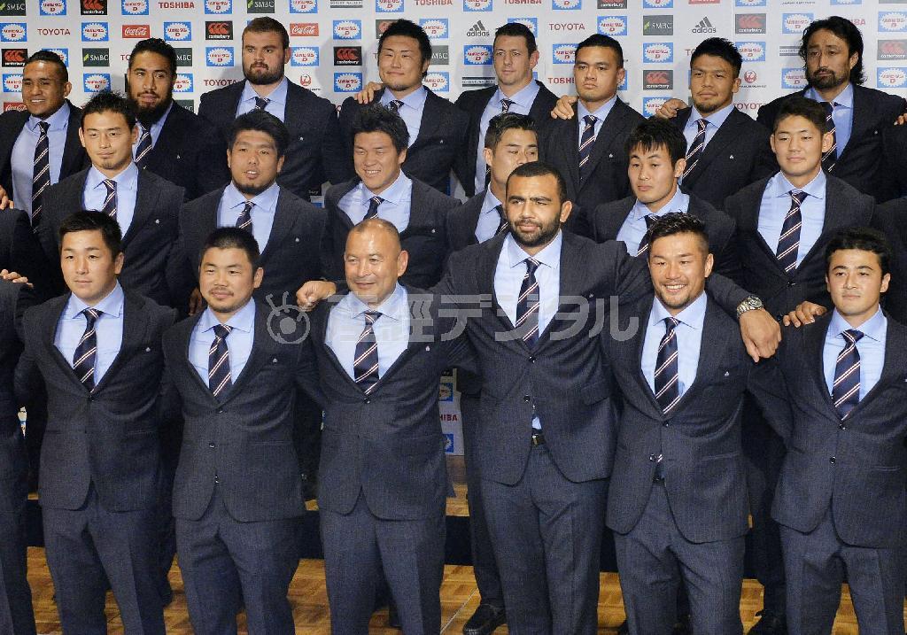 ラグビーＷ杯の日本代表に選ばれ、記念撮影するリーチ・マイケル主将（前列右から３人目）ら。左隣はエディ・ジョーンズＨＣ＝２０１５年８月３１日、東京都内のホテル（共同）
