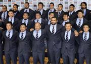 ラグビーＷ杯の日本代表に選ばれ、記念撮影するリーチ・マイケル主将（前列右から３人目）ら。左隣はエディ・ジョーンズＨＣ＝２０１５年８月３１日、東京都内のホテル（共同）