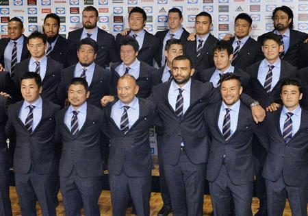 ラグビーＷ杯の日本代表に選ばれ、記念撮影するリーチ・マイケル主将（前列右から３人目）ら。左隣はエディ・ジョーンズＨＣ＝２０１５年８月３１日、東京都内のホテル（共同）
