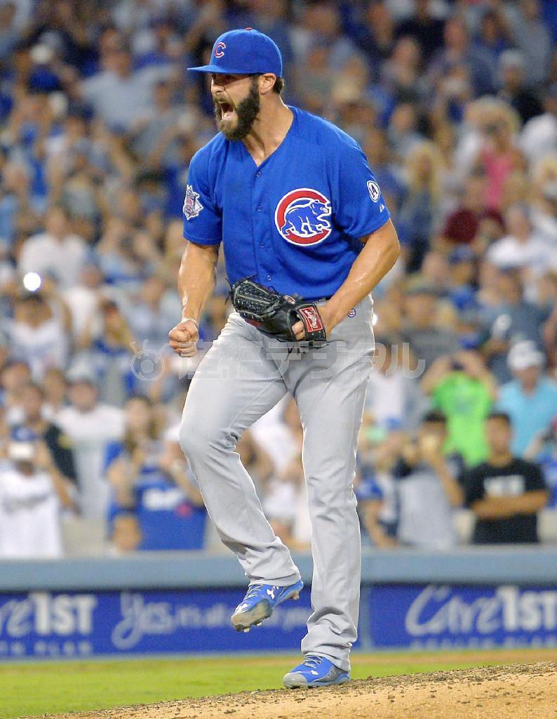 ドジャース戦で無安打無得点試合を達成し、ガッツポーズするカブスのジェーク・アリエッタ＝２０１５年８月３０日、米カリフォルニア州ロサンゼルス（ＡＰ＝共同）