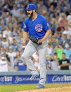 ドジャース戦で無安打無得点試合を達成し、ガッツポーズするカブスのジェーク・アリエッタ＝２０１５年８月３０日、米カリフォルニア州ロサンゼルス（ＡＰ＝共同）