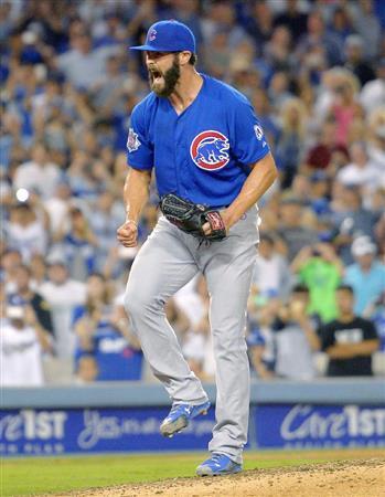 ドジャース戦で無安打無得点試合を達成し、ガッツポーズするカブスのジェーク・アリエッタ＝２０１５年８月３０日、米カリフォルニア州ロサンゼルス（ＡＰ＝共同）