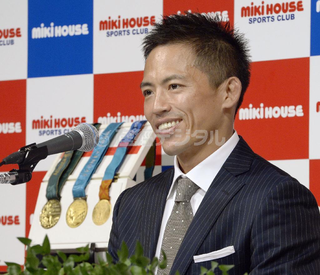 五輪３連覇で獲得した金メダルの前で、引退記者会見する柔道男子の野村忠宏さん＝２０１５年８月３１日午後、大阪市（共同）